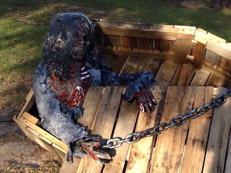 pallet coffin for halloween decoration outdoors reuse upcycle yard