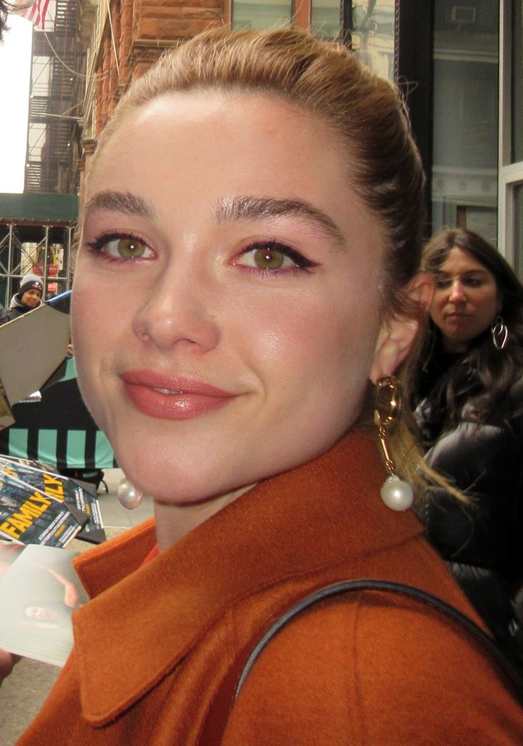 Florence Pugh Height Weight Body Stats Age Family Facts in 2020