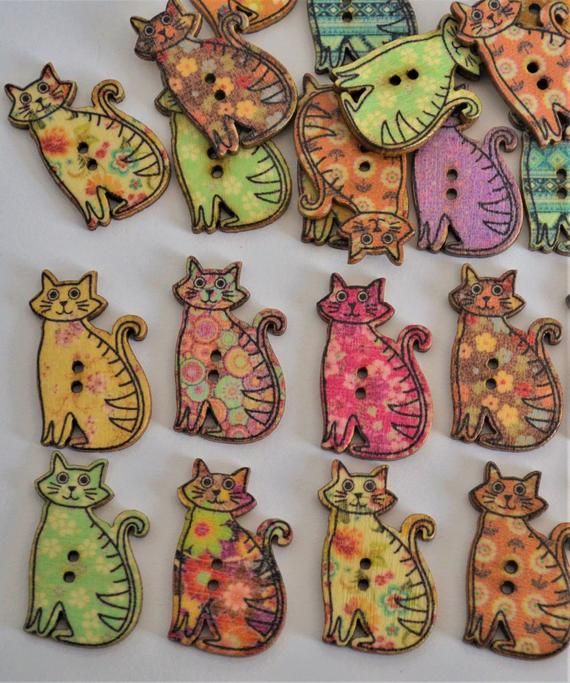 10 x wooden 2 hole cartoon cat buttons