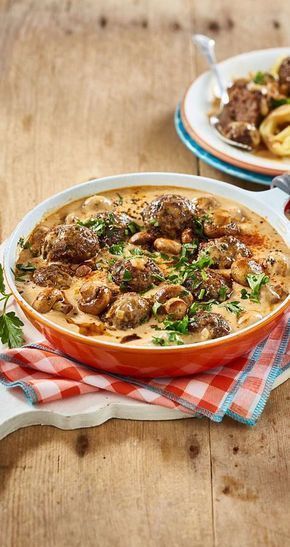 Nudeln mit Pilzsoße und Hackbällchen