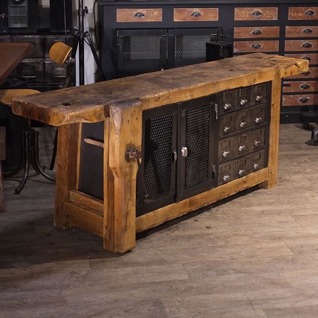 Ancien Meuble De Quincaillerie En Bois Par Le Marchand D Oublis Meuble De Metier Decoration Loft Industriel Mobilier De Salon