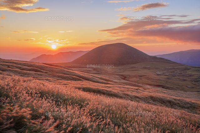 ススキ原と米塚と夕日 阿蘇 の写真素材 イラスト素材 アマナイメージズ ススキ 阿蘇 風景 ススキ原と米塚と夕日 阿蘇 の写真素材 イラスト素材 アマナイメージズ ススキ 阿蘇 風景