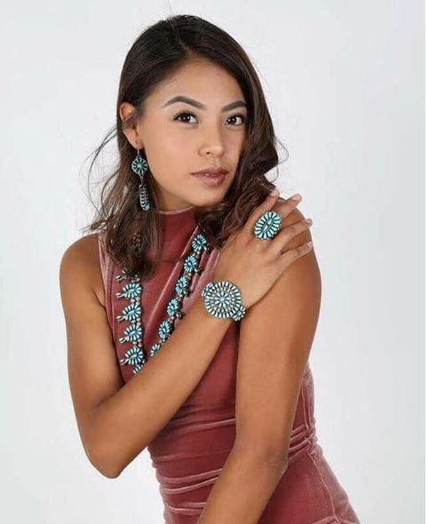 The Beauty Of Navajo Womans And S Native American Tribes Beautiful Navajo Woman Model Unknown S Nativeamerican Brown Beauty Usa Belle Frau Femme Amerikanischeureinwohner