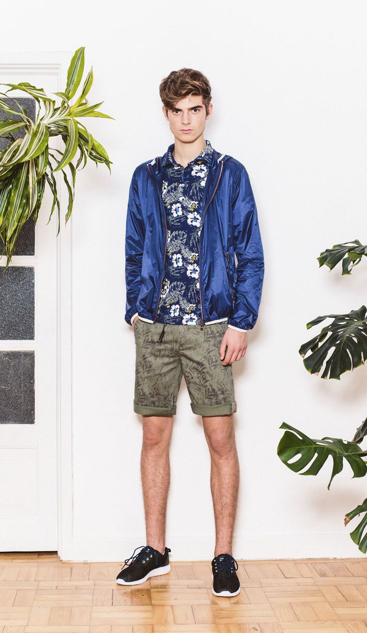 Tonal Dressing 5 Men's Fashion Looks to Keep You on Trend This Spring Published on March 6, Paul Smith unveils a Hawaiian shirt as part of his spring-summer collection.