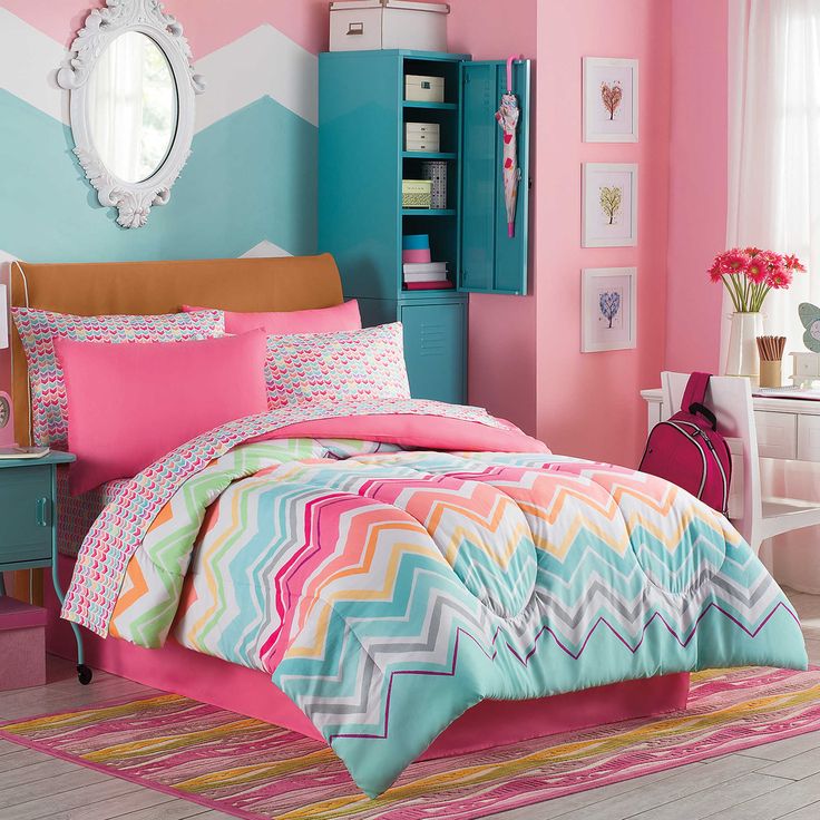 https://i.pinimg.com/736x/8a/c3/4d/8ac34d671430a2542a6726e85f2a2aee--chevron-comforter-floral-comforter.jpg