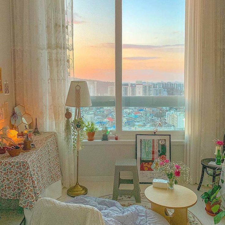 chane deco บน Instagram: “봄냄새가 물씬 나는 방이네요 :D @b1122.kg 노을과 꽃으로 완성된 감성 #인테리어 #분위기 #감성... 