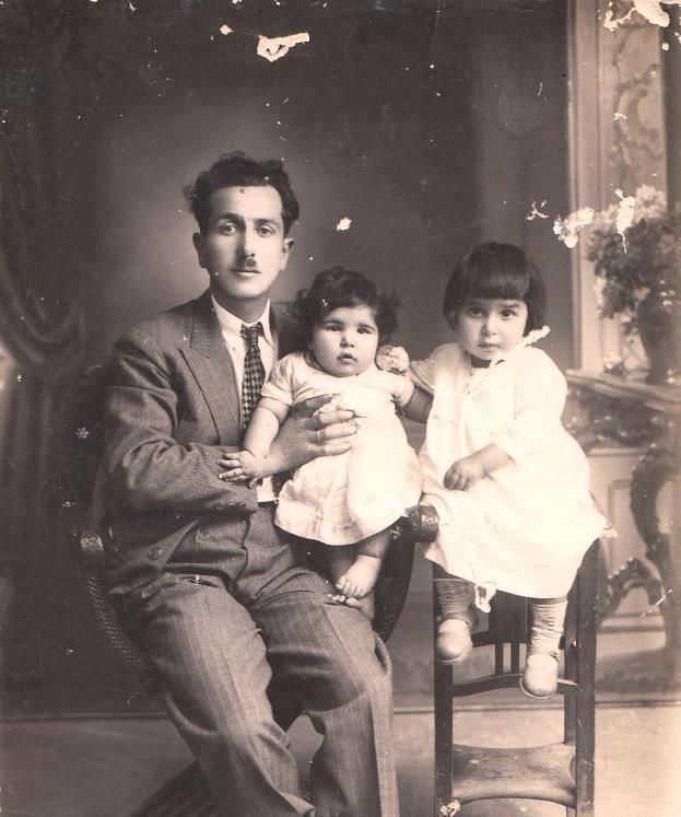تعليق ورد على الصورة في الموقع هذا ما ورد خلف الصورة بقلم السيد سامي الحجة الى عمتي المحترمة خيرية اقدم لك قبلاتي واسا Couple Photos Photo Historical Figures
