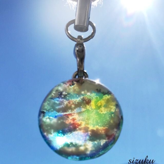 雲レジン 虹の光りの花 クローバーキーホルダー ハンドメイドマーケット Minne 雲レジン クローバー レジン