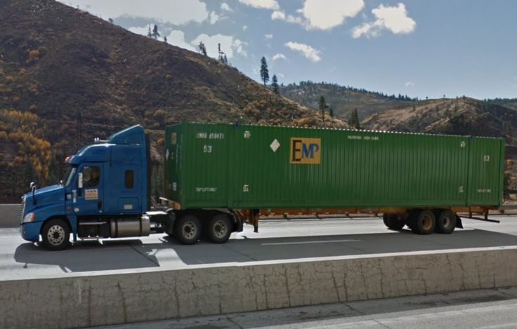 Freightliner Sleeper w container - 8d010e7d0a04c91a00b1b2cf0e1083ca
