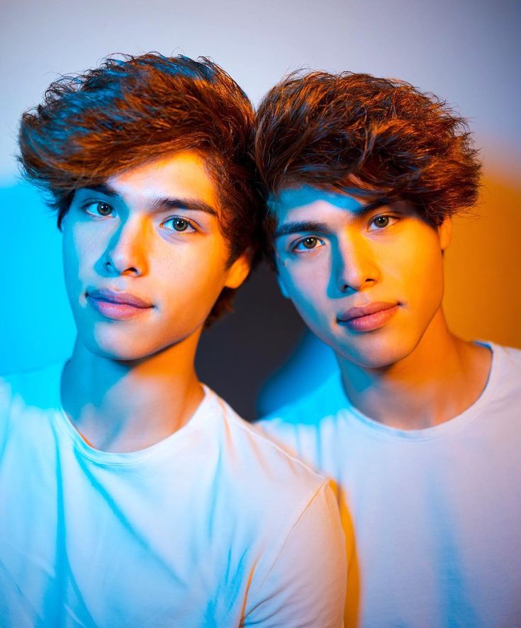Si Si Si No No No Stokes Twins We only pretend to get along when we take pictures 😂 | Boy celebrities