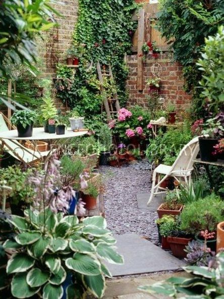 Small courtyard garden with seating area design and layout 38