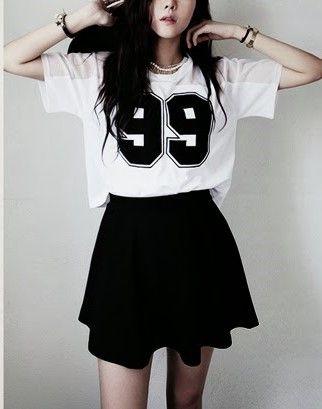 Falda negra. Camiseta blanca estampado. | Fashion outfits, Fashion