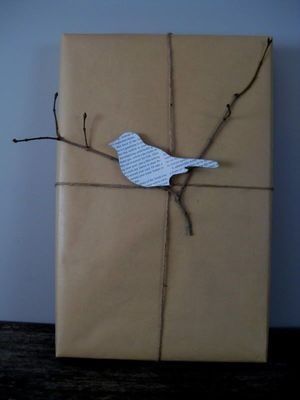 DIY paquet petit oiseau en papier et sa brindille, sur du kraft