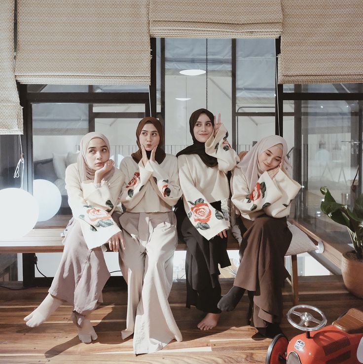 Gambar mungkin berisi 4 orang Foto teman, Foto grup, Pakaian chic jpg (736x737)