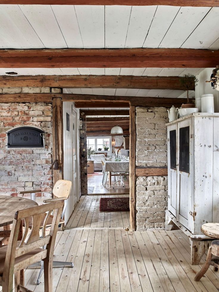 stort flugskåp i rustika lantköket Maison familiale, Maison de