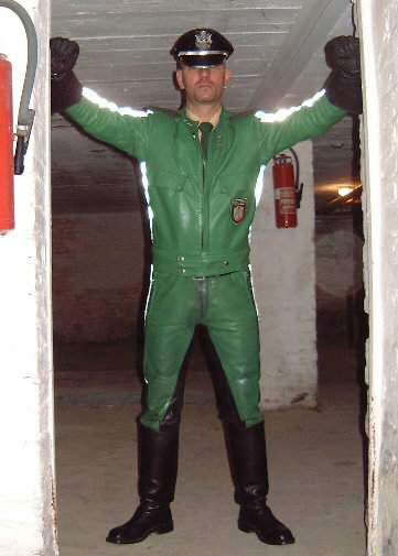 Männer in uniform kennenlernen