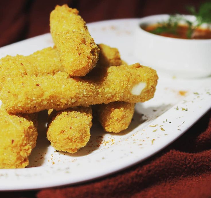 أصابع الدجاج المحشوة بالجبن مع صوص بالزيتون Youtube Food Pretzel Bites Bread