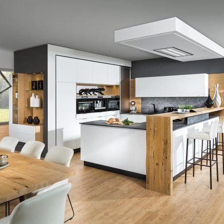 Designwohnküche mit Bar und Barhocker | P.MAX Massmöbel - Tischlerqualität au...