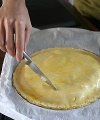 Comment faire une galette des rois à la frangipane - 9 étapes en photo + vidéo