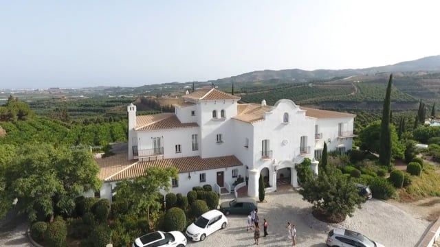 Javier Y Noemí Celebraron Su Boda En La Finca Malagueña Cortijo Bravo En La Comarca De La Axarquia Una Celebración Emocionante Co House Styles Mansions Style