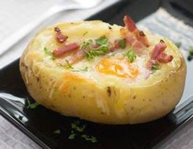 Pommes de terre au four farcie avec des oeufs et du boeuf