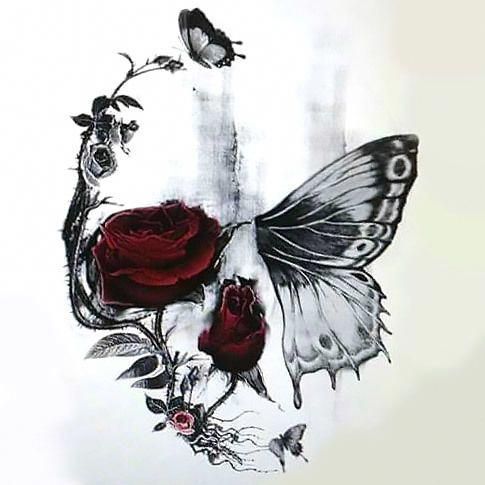 Dieses Schädel Schmetterling und Rose Tattoo ist ein starkes Symbol, das einen ...
