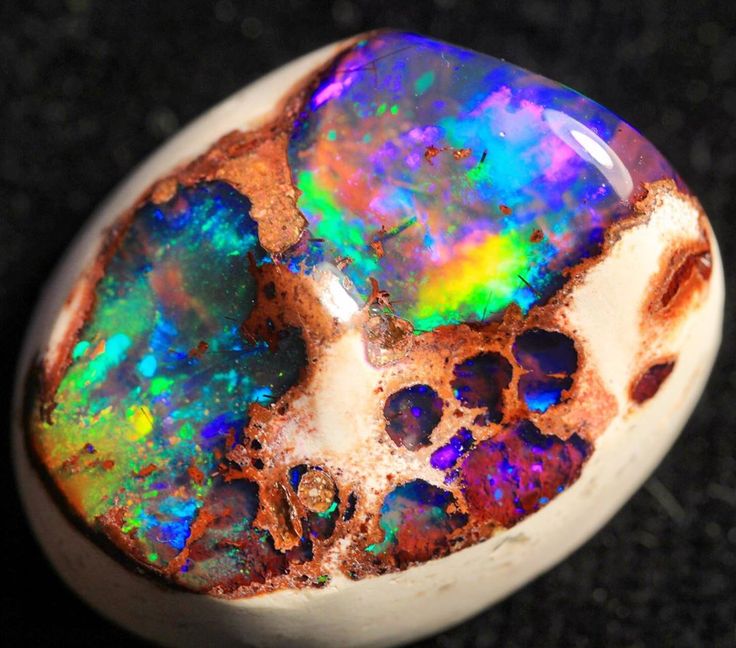 Australian solid black opal (Австралийский черный опал) 1,95 карат