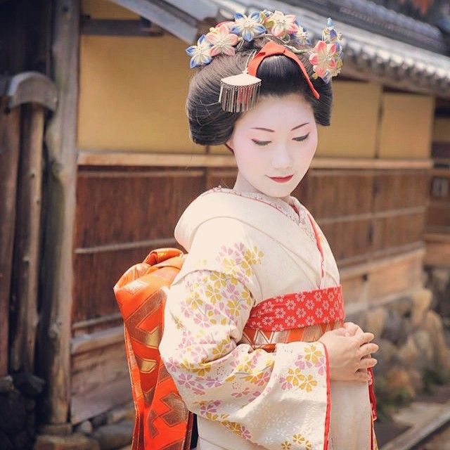Maiko Henshin Shiki Geisha Beautiful Kimonos Kimono Japan