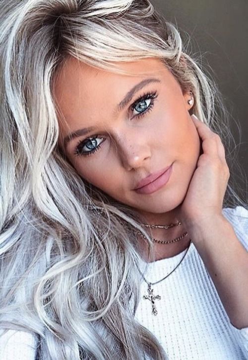Hübsche frau blonde haare