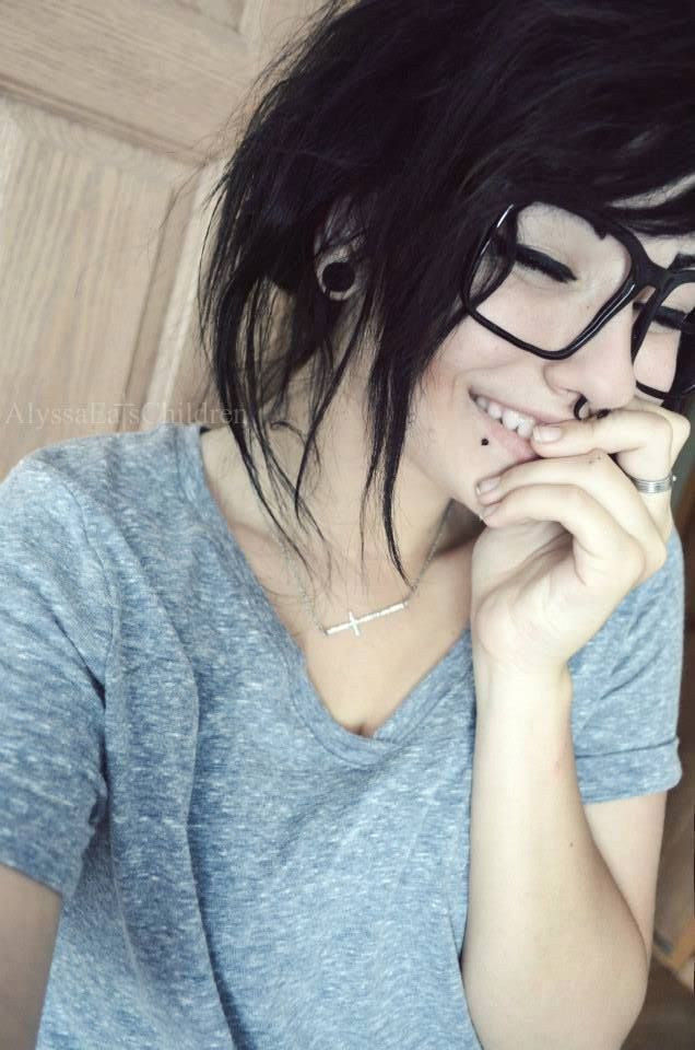 emo girl brown hair Short scene hair, Emo hair, Scene hair