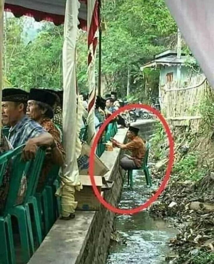Absurd Abis Potret Gaya Orang Lagi Nyantai Di Tempat Anti Mainstream Gambar Lucu Orang