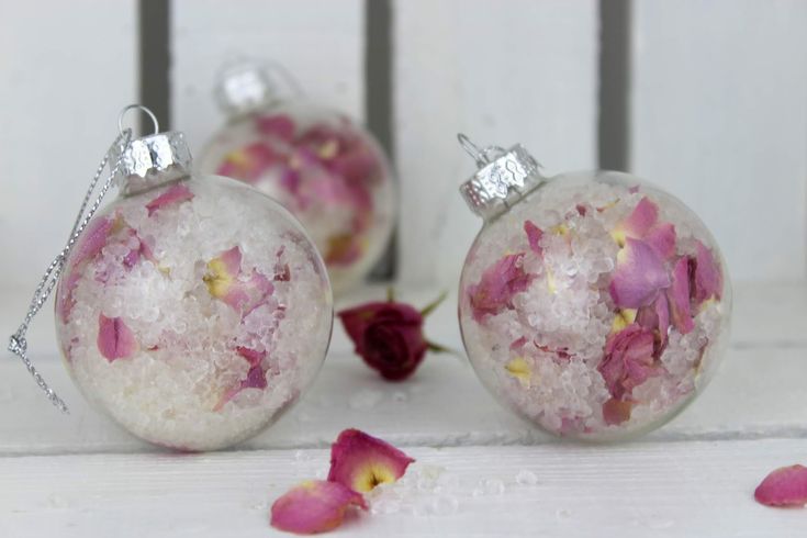 DIY Badesalz mit Rosenblütenblättern verpackt in einer Christbaumkugeln selber...