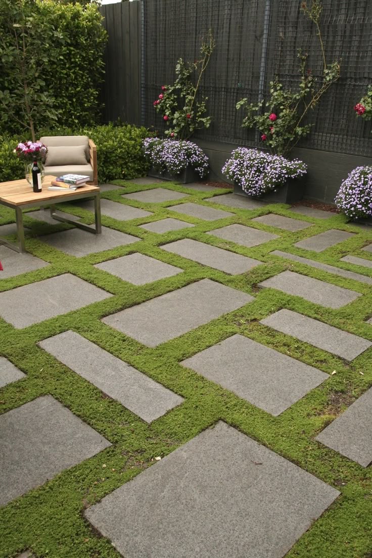20 Best Paving Tricks Solutions Images On Pinterest Yard Design Bluestone Slabs And Groundcover Gives A Carpet Effect In This Cosy Courtyard Garden Tilesterrace