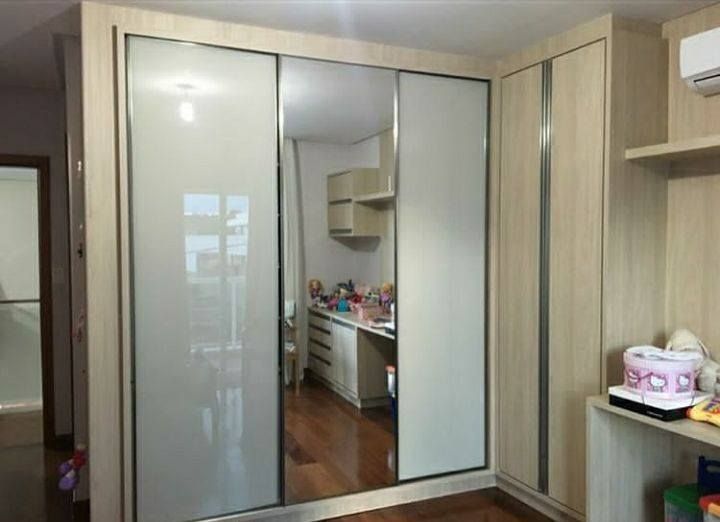 Lindo Roupeiro Com 3 Portas De Correr Mdf Cor Savana Da Guararapes D Com Duas Portas Em Vidro Branco E Uma Porta Com Espelho Cristaliz Puxadores Roupeiro Mdf