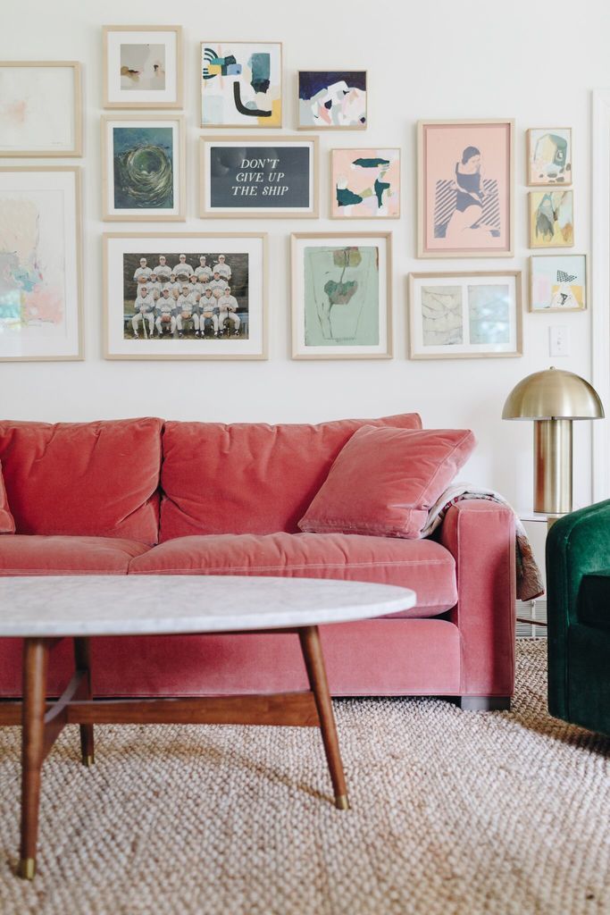 One Of The Best Things To Happen To The Decor Scene Is The Return Of The Statement Couch What Is A Statement Couch Colorful Couch Pink Home Decor Home Decor