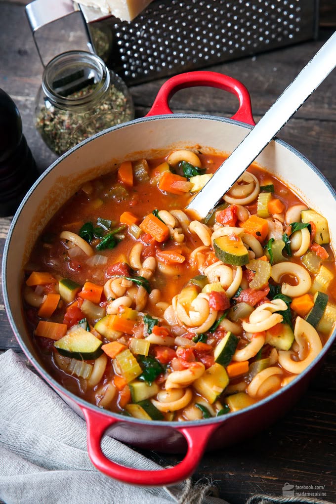 Minestrone - Italienische Gemüsesuppe (Eintopf