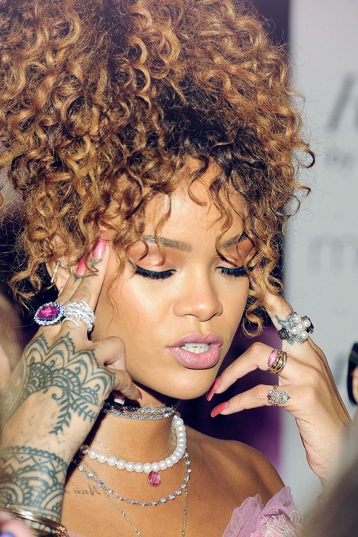 Curly Bangs sind ein atemberaubender Trend, wenn Sie sich ...