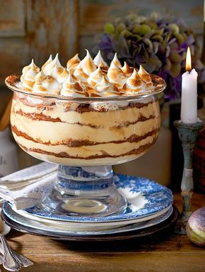 Karamell-Pudding mit geflämmten Baiser-Puffs