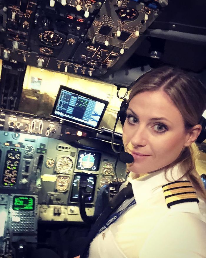 After Quitting Her Boring Job To Become A Pilot This Woman Is Taking Over Instagram With Her Selfies Becoming A Pilot Pilot Female Pilot