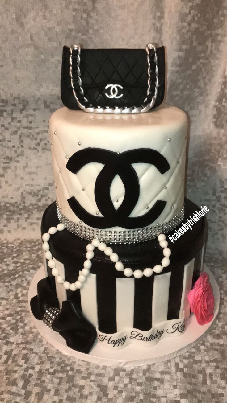 10” Chanel Cake ✨Side Topper: @triplebluebonnet #chanelcake