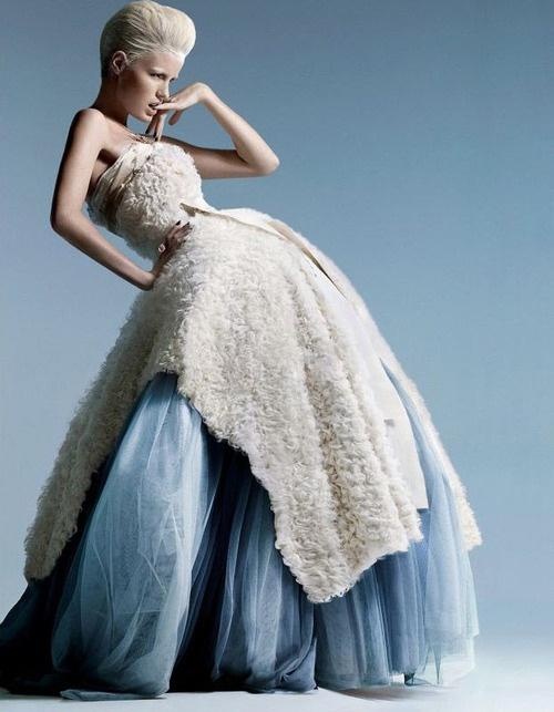 Long dress poses ideas Long dress poses ideas
