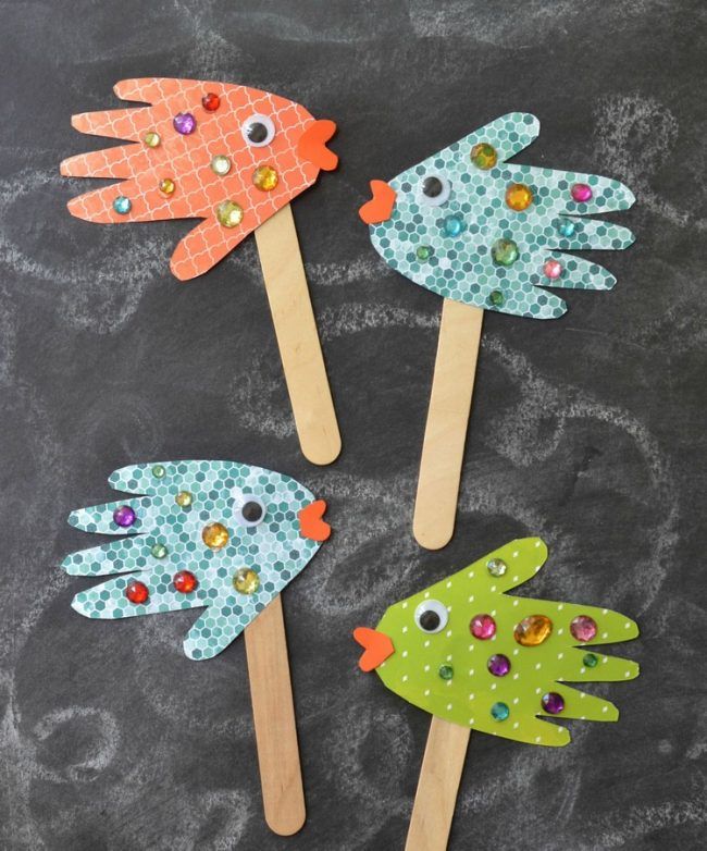 basteln-mit-2jährigen-kindern-handabdrücke-papier-fische