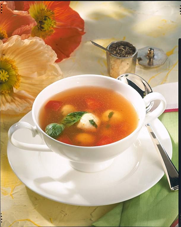 Was Tun Wenn Suppe Zu Scharf Geworden Ist Unser beliebtes Rezept für Klare Tomatensuppe mit Basilikumklößchen und