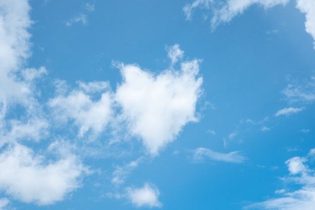 Nube De Forma De Corazón En El Cielo Azu Premium Photo Freepik Photo Fondo Patron Corazon Fondo Azul Nubes Cielo Cielo Azul