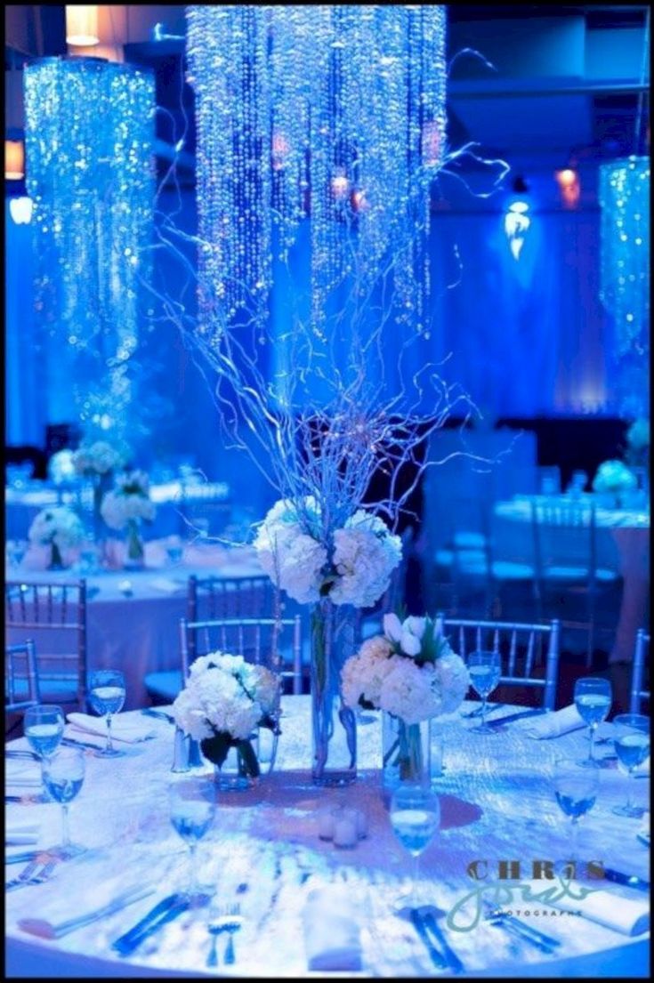 37 Spectacular Winter Wonderland Wedding Decoration Ideas - ROUNDECOR