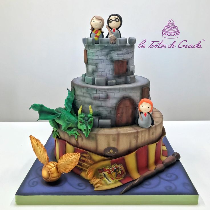 Torta realizzata con pasta di zucchero a tema Harry Potter
