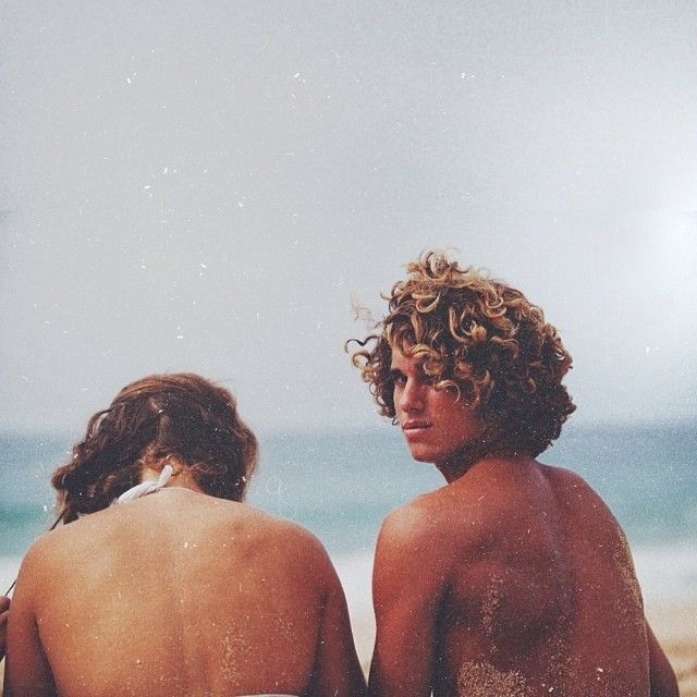 Resultado de imagen de boy curly hair surf tumblr