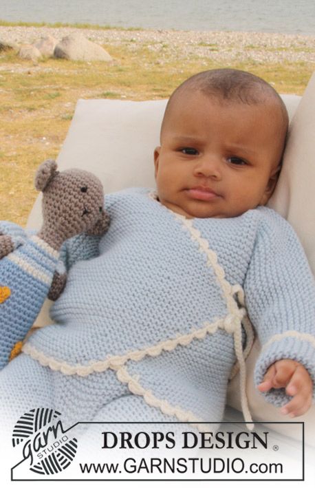 n Krausrippe gestrickte DROPS Wickeljacke, Hose und Bär in ”Merino Extra Fine...