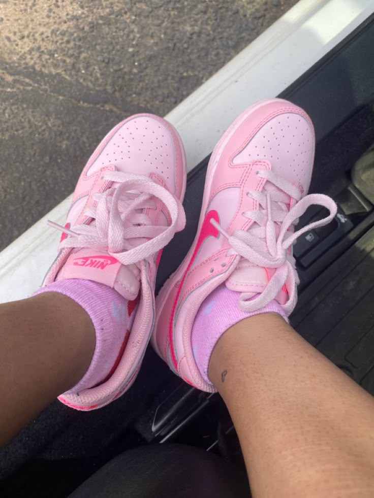 pink dunks triple pink