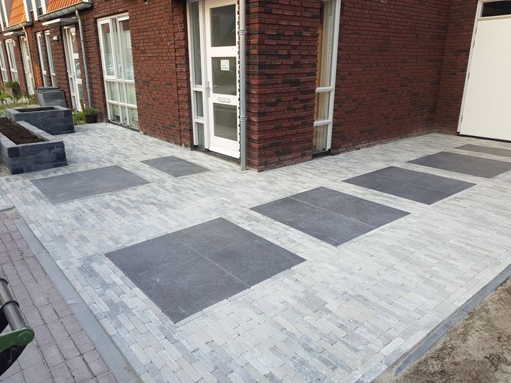 Mooie oprit waaltjes mix met 60x60x6 keramische tegels speciaal voor oprit. | Tuin bestrating, Oprit Modern tuinontwerp